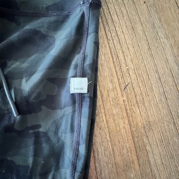 Vuori Green Camo Daily Legging - Size M - Picture 6 of 6